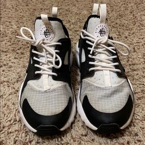 kids nike air huaraches black & white